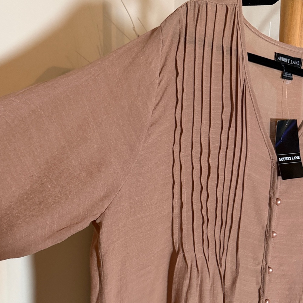 NWT Audrey Lane 2XL Light,Dusty Brown Tunic.Pleated front,loop buttons,lace hem. - Picture 5 of 7